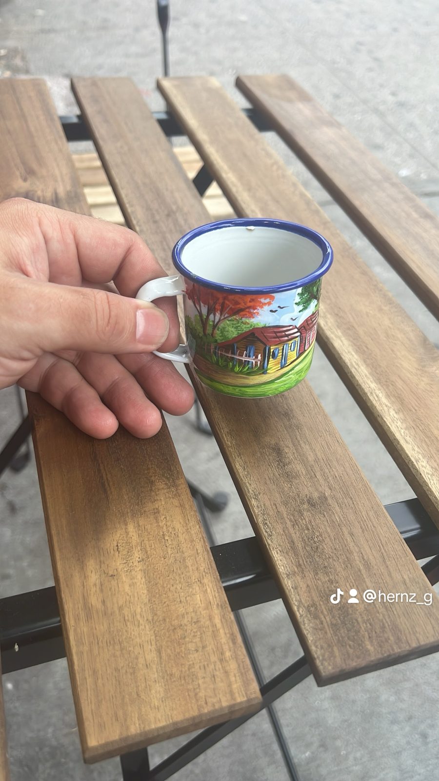 Coffee cup on a wooden bench at Tipico56